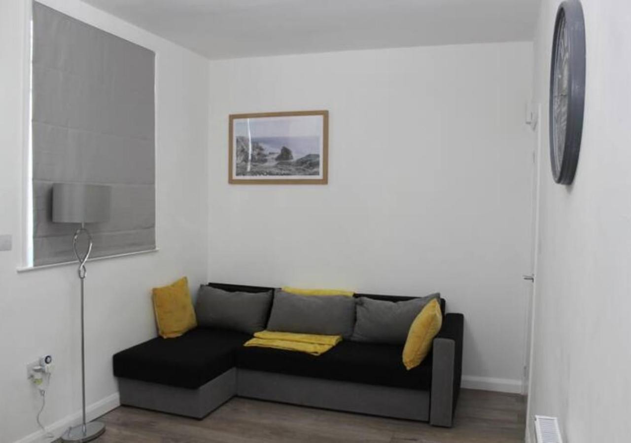Newly Refurbished 3 Bed 2.5 Bath House In Staines Βίλα Εξωτερικό φωτογραφία