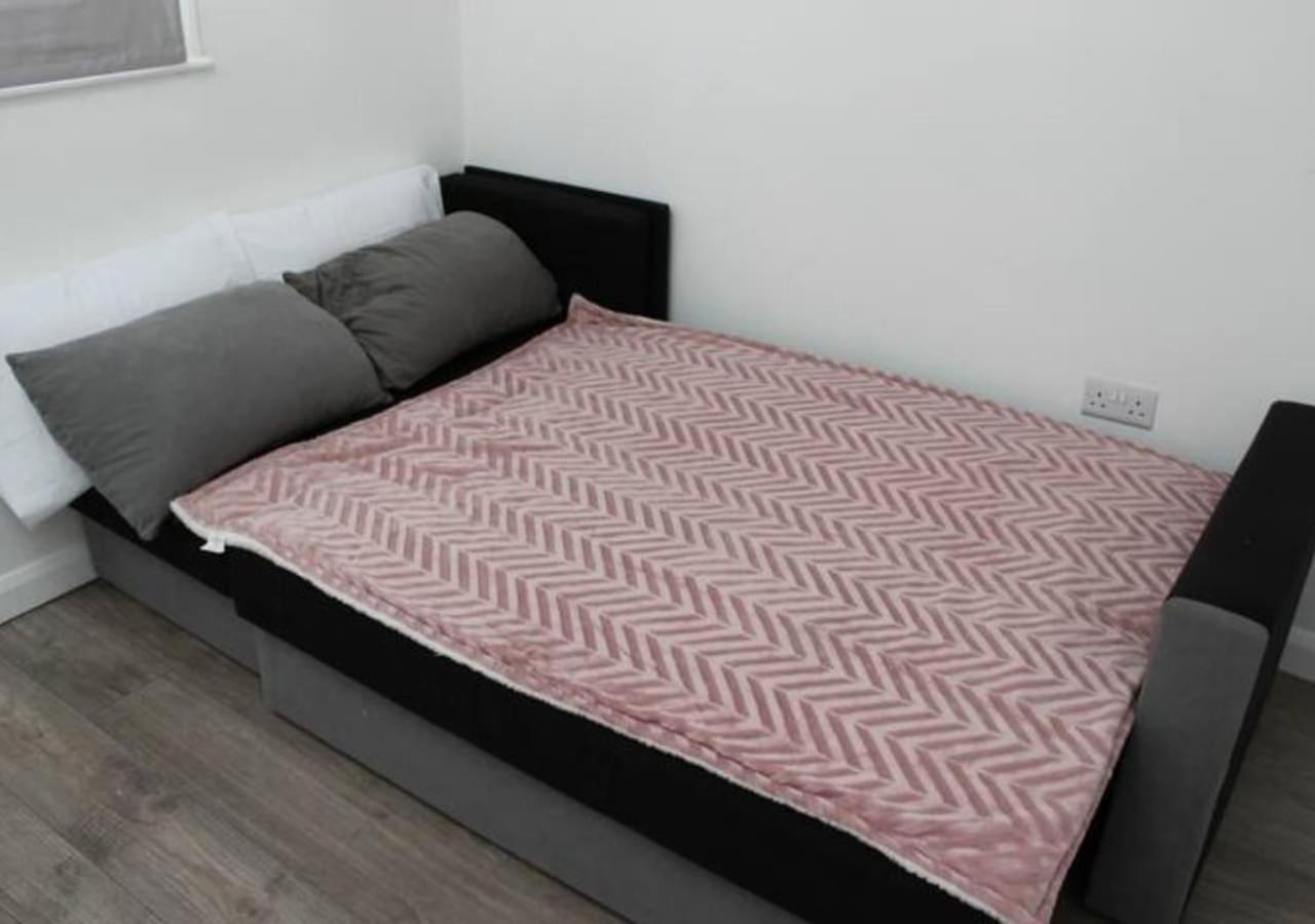 Newly Refurbished 3 Bed 2.5 Bath House In Staines Βίλα Εξωτερικό φωτογραφία