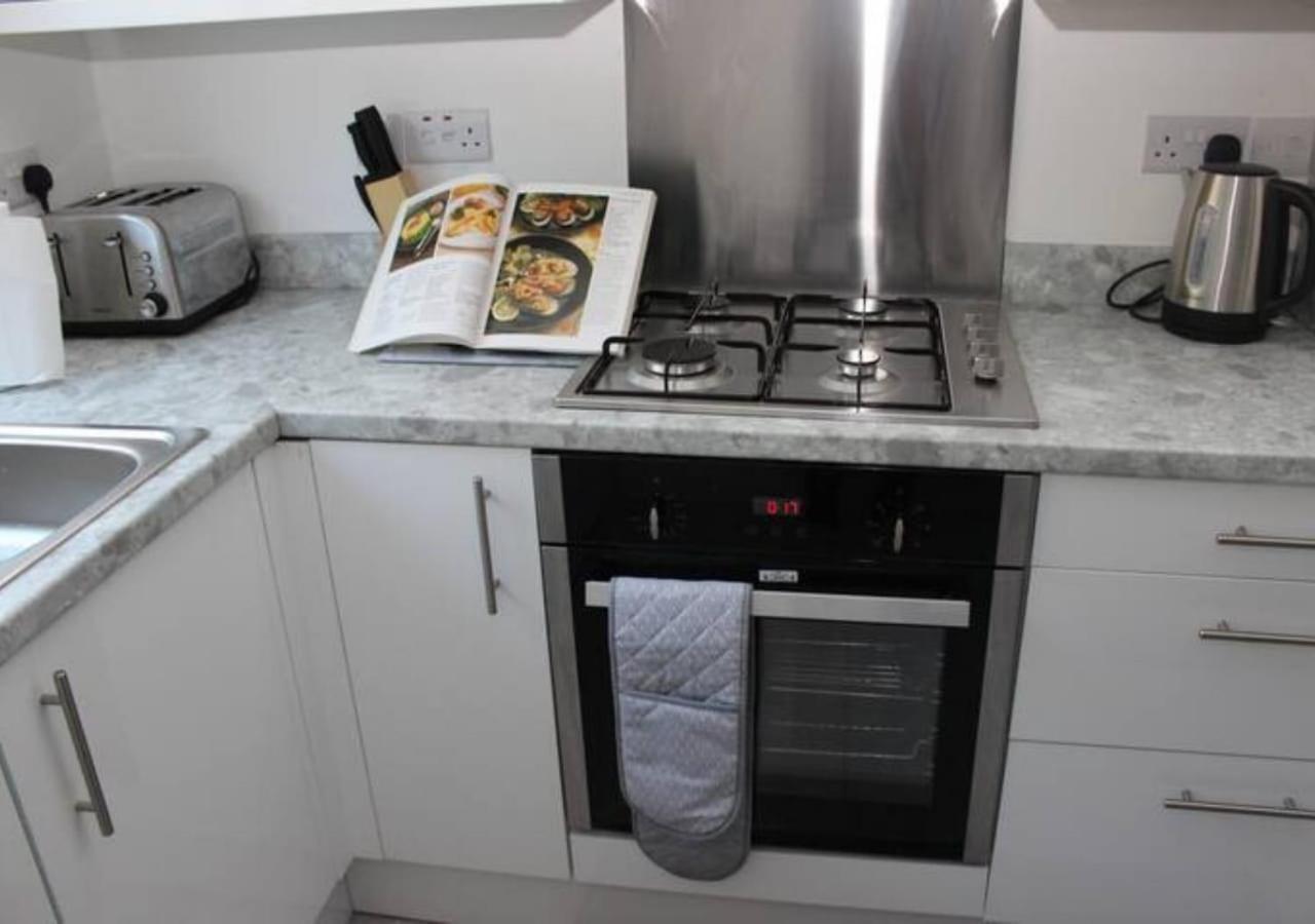 Newly Refurbished 3 Bed 2.5 Bath House In Staines Βίλα Εξωτερικό φωτογραφία