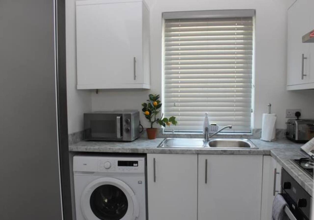 Newly Refurbished 3 Bed 2.5 Bath House In Staines Βίλα Εξωτερικό φωτογραφία