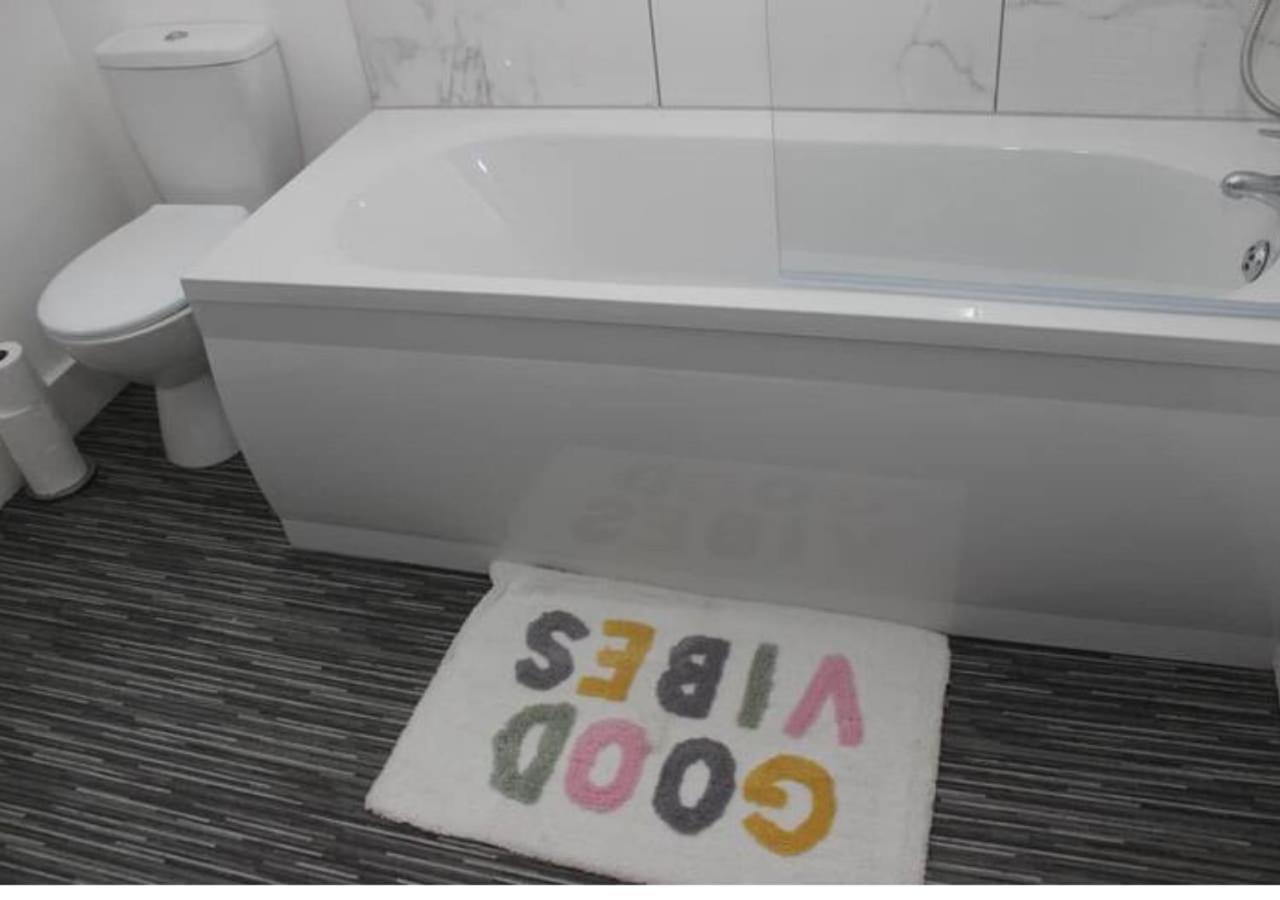 Newly Refurbished 3 Bed 2.5 Bath House In Staines Βίλα Εξωτερικό φωτογραφία