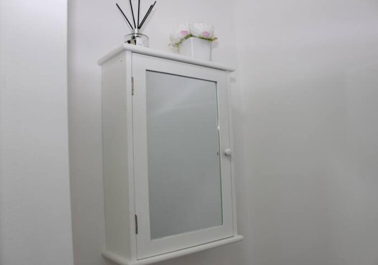 Newly Refurbished 3 Bed 2.5 Bath House In Staines Βίλα Εξωτερικό φωτογραφία